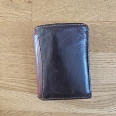 Bruine portemonnee, iLost'a bildirildiği gibi