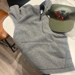 Felpa grey childs sweather, come riportato da Amsterdam ID Aparthotel utilizzando iLost