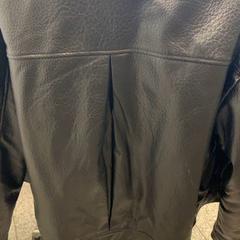 Bunda Zwart, ako bolo nahlásené Eindhoven Airport pomocou iLost