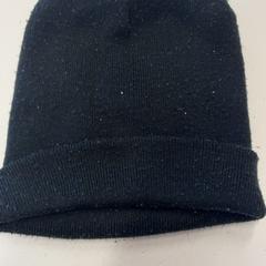 قبعة صغيرة Zwart، كما تم الإبلاغ عنه بواسطة Het Amsterdamse Winterparadijs عبر iLost