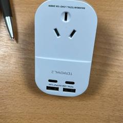 Adapter, zgłoszono przez Sheraton Brussels Airport Hotel przy użyciu iLost