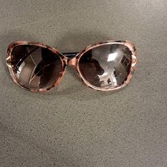 Des lunettes de soleil, a été signalé par Breng Nijmegen utilisant iLost