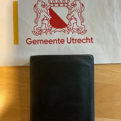 Zwarte portomonnee Zwart, leer., come riportato da Gemeente Utrecht utilizzando iLost