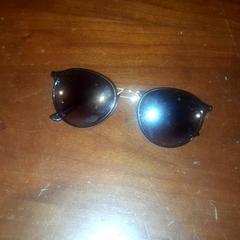 Ulleres de sol, segons ha informat Grand Hotel Amrath Kurhaus mitjançant iLost