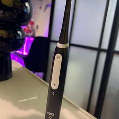 Elektrisk tannbørste, som rapportert av Room Mate Bruno ved bruk av iLost