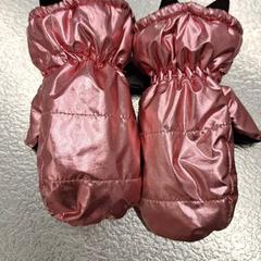 Votter Barnvantar. Rosa metallic., som rapportert av IKEA Älmhult ved bruk av iLost