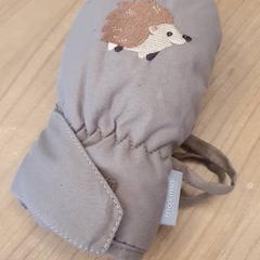 Rękawica Links met egel erop, zgłoszono przez DierenPark Amersfoort przy użyciu iLost