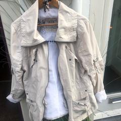 Beige jas met sleutelbos erin がiLostに報告されました