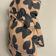 Kesztyű, amint azt Burgers' Zoo az iLost segítségével jelentette.