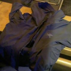 Giacca Donkerblau, come riportato da Café Leentje utilizzando iLost