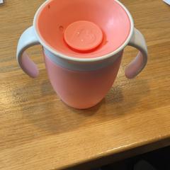 Taça baby beker roze, como reportado por Designer Outlet Roosendaal utilizando o iLost