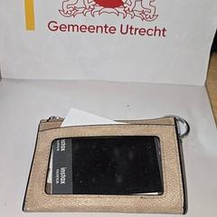 Titulaire de la carte Sore & Cadre photo, a été signalé par Gemeente Utrecht utilisant iLost