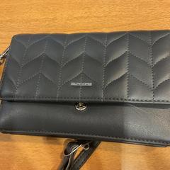 حقيبة يد op naam van Pearson، كما تم الإبلاغ عنه بواسطة Gemeente Amsterdam عبر iLost