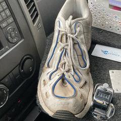 Plastic tas met (grote maat) sportschoenen., como reportado ao iLost