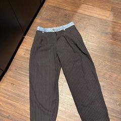 Pantalón zwarte Spijikerbroek met strepen, segundo informou Van der Valk Hotel Veenendaal usando iLost