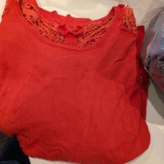 Blusa, como reportado por Inntel Hotels Utrecht Centre utilizando o iLost