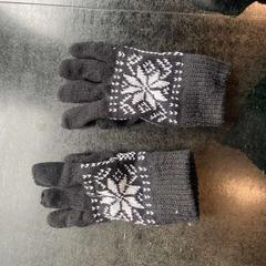 Handskar, rapporterat av Hotel V Fizeaustraat med iLost