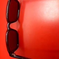 Occhiali da sole, come riportato da UvA REC utilizzando iLost