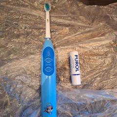 Toothbrush & Lipgloss Purol, gevonden op 24-12, as reported by Van der Valk Rotterdam Blijdorp using iLost