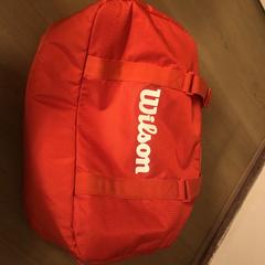 Rode sporttas met witte letters Wilson, amint azt az iLostnak jelentették.