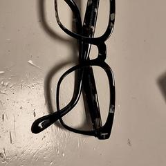 Lunettes zwart met lichte vlekjes, a été signalé par Koninklijk Theater Carré utilisant iLost