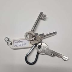 Kulcstartó 3 sleutels en een sleutelhanger, amint azt Stad Hasselt az iLost segítségével jelentette.