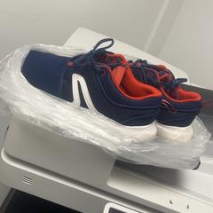 Zapatilla de deporte, ha sido reportado por ibis Styles Rotterdam Ahoy con iLost