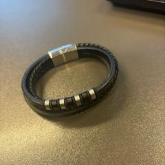 Pulseira zwart, leer, segundo informou Gebo Tours usando iLost