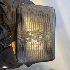 HP laptop in zwarte hoes (leer, slangenprint), som rapporterats till iLost