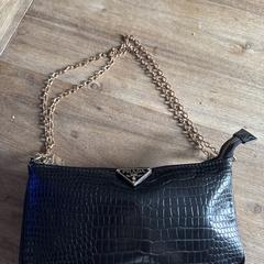 Handtas met goud kleurige ketting, ako bolo nahlásené iLost