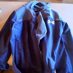 Bunda Under armor, jak nahlášeno Familiepark Drievliet pomocí iLost