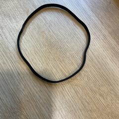 Gumička do vlasů, jak nahlášeno Designer Outlet Roosendaal pomocí iLost