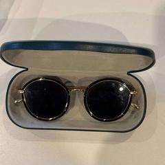 Sluneční brýle, jak nahlášeno Inntel Hotels Utrecht Centre pomocí iLost