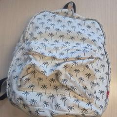 Ryggsäck creme met palmbomen, rapporterat av Connexxion Zeeland med iLost