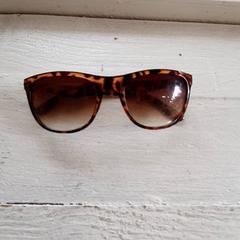 Gafas de sol Bruin/vlekken, segundo informou DierenPark Amersfoort usando iLost
