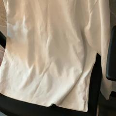 ブラウス While long sleeved tshirt がiLostで MEININGER Hotel Berlin Central Station によって報告されました