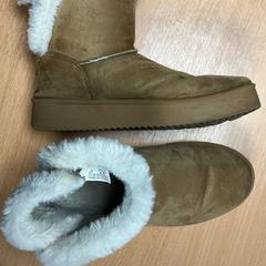 Stivali, come riportato da Sheraton Brussels Airport Hotel utilizzando iLost