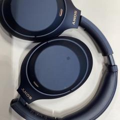 Auriculares Dark blue, segundo informou MEININGER Hotel Munich Olympiapark usando iLost