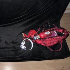 Rode en zwarte tas met kant، كما تم الإبلاغ عنه عبر iLost