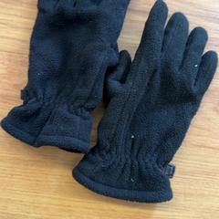 Kesztyű, amint azt GVB az iLost segítségével jelentette.