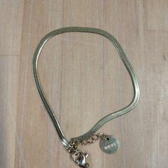 Armbandje goudkleurig, segundo informou Bolognalaan 101 usando iLost