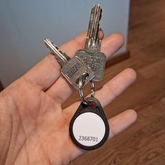 Sleutels met zwarte, ronde tag eraan، كما تم الإبلاغ عنه عبر iLost