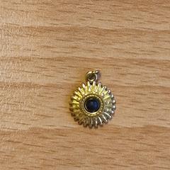 Gold pendant with black bead, come riportato a iLost