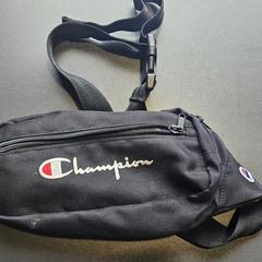 Fanny pack black がiLostで MEININGER Hotel Salzburg City Center によって報告されました