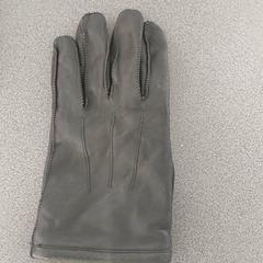 Ruházat - Handschoen, amint azt Regio Limburg - Leuven az iLost segítségével jelentette.