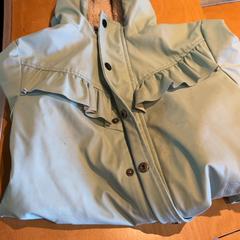 Bunda Mint groen, binnenkant van capuchon is bont, jak nahlášeno Pathé Ede pomocí iLost