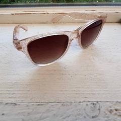 Solbriller Met glitters, som rapportert av DierenPark Amersfoort ved bruk av iLost