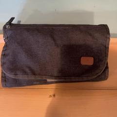 Pelenkázó táska, amint azt Familie Resort Molenwaard az iLost segítségével jelentette.