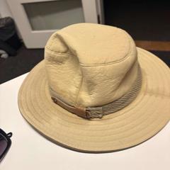 Klobúk, ako bolo nahlásené TheaterHangaar pomocou iLost