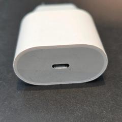 Ładowarka do iPhone'a wit, zgłoszono przez Universiteit Gent - Faculteitsbibliotheek LW przy użyciu iLost